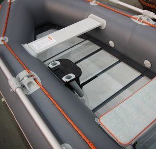 Универсальный крепежный блок (УКБ) для лодки Колибри в комплекте, устанавливается на ликтрос